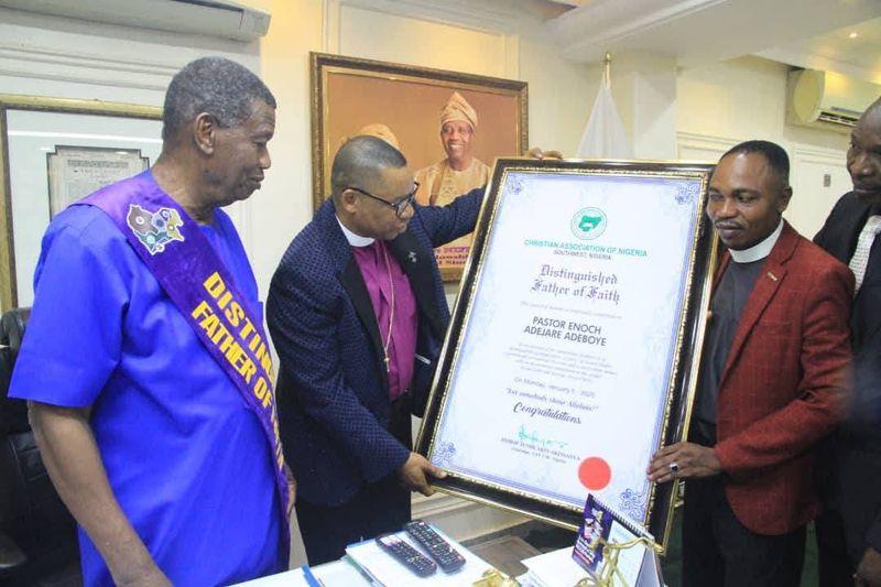 Pastor Enoch Adeboye being honoured as ‘Distinguished Father of Faith’ by the Christian Association of Nigeria, South West, in a ceremony led by Bishop Tunde Akinsanya.
