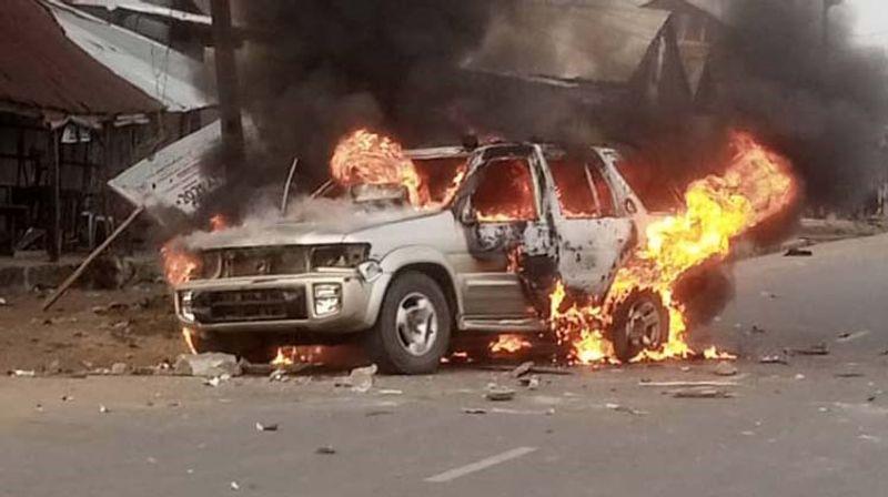 Armed police officers at the entrance of the Osogbo Local Government Secretariat as PDP and APC members clashed, with gunfire heard in the background.
