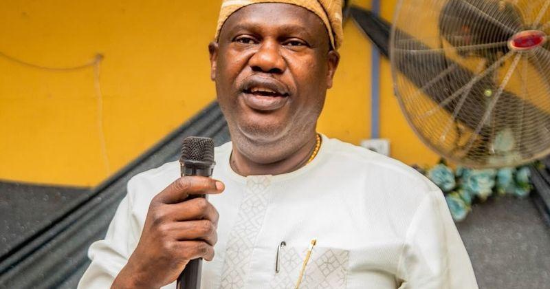 Samuel Ajose addressing supporters after withdrawing from the Lagos APC governorship race in support of Obafemi Hamzat.