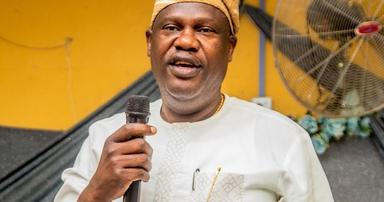 Samuel Ajose addressing supporters after withdrawing from the Lagos APC governorship race in support of Obafemi Hamzat.