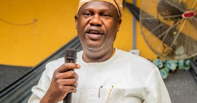 Samuel Ajose addressing supporters after withdrawing from the Lagos APC governorship race in support of Obafemi Hamzat.