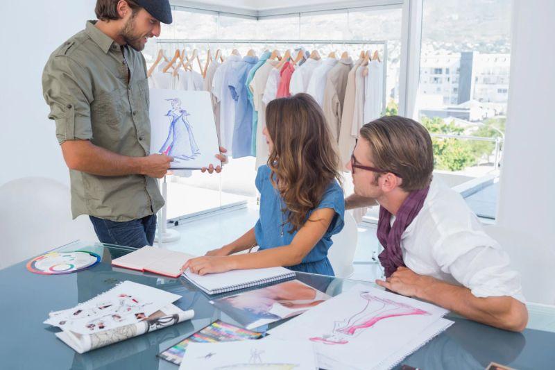 Young entrepreneur showcasing trendy streetwear while selling clothing online, illustrating how fashion, social media and creativity are turning personal style into profitable businesses