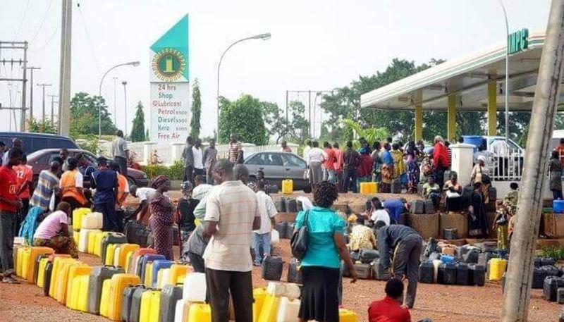 Nigerians queued for fuel as prices surge to N1,030 per litre. 