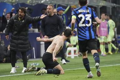 Inter Milan players celebrate after their dramatic 4-3 win over Barcelona, securing a place in the UCL final.
