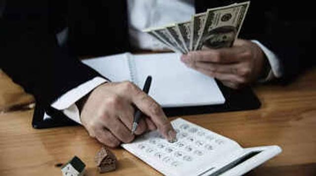 List of 10 everyday habits such as impulse buying, frequent eating out, unused subscriptions and poor budgeting that quietly drain money and reduce savings