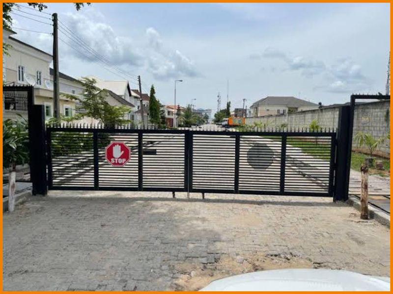 The Lagos State Government has issued a directive for gates on public roads in Lekki to remain open between 5:00 AM and 10:00 PM daily.