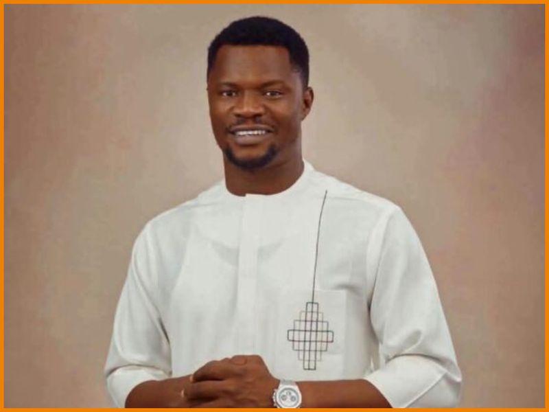 Gospel singer Toluwanisings dies after reportedly slumping, sparks tributes