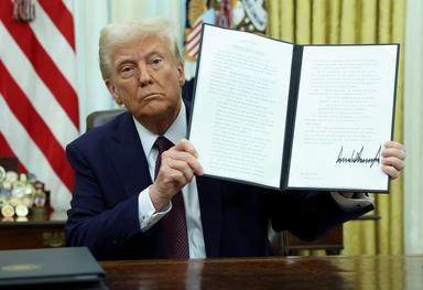 Trump signs executive order on crypto adoption, asks group to draft new regulations
