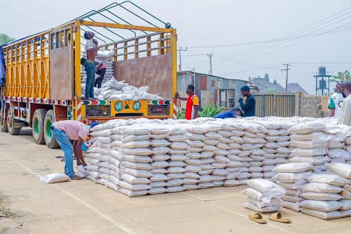 Nigerians are outraged over the donation of rice to states by the Federal Government.