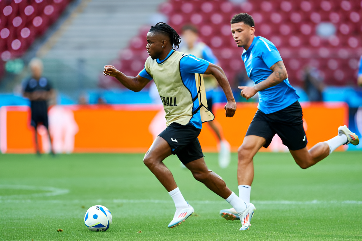 Ademola Lookman training with Atalanta, signalling an end to transfer rumours.