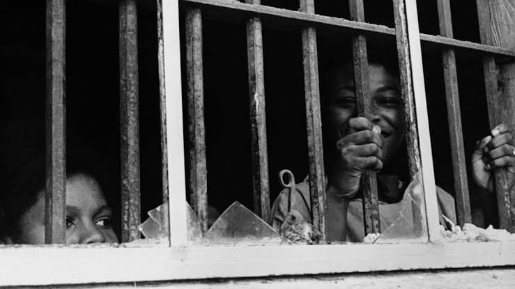 Tragedy struck in Lagos's Ijegun area when a young lady, Fatimo Agboke, fatally stabbed her friend Faruk Azeez during a heated argument. 
