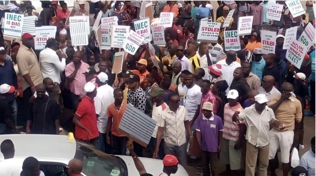 Crowd of people in Edo State protesting against the gubernatorial election results. 
