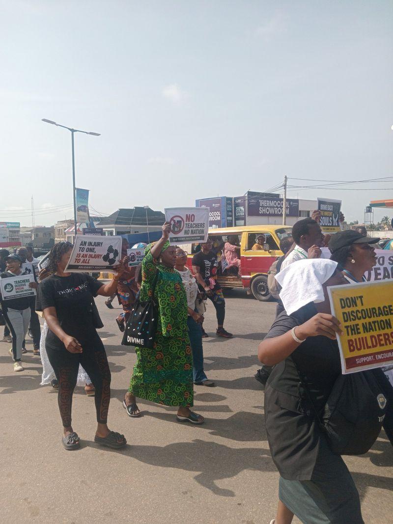 Oyo State teachers marched through Ibadan carrying placards and protesting the abduction of students and teachers in Oriire Local Government Area.