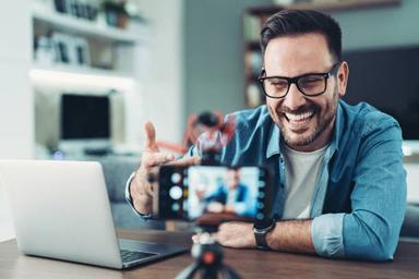 Beginner content creator using free design, video editing and AI tools on a laptop to produce social media content.